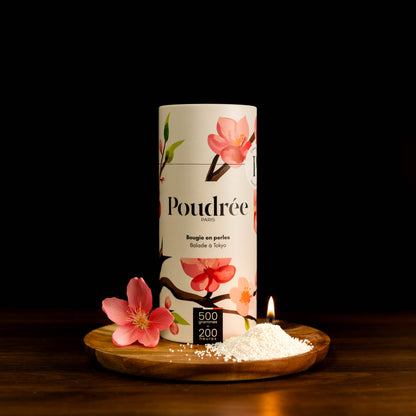 Bougie parfumée en perles blanches Poudrée Paris – Collection Permanente