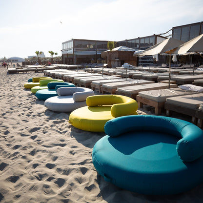 photo des coussins sur la plage 
