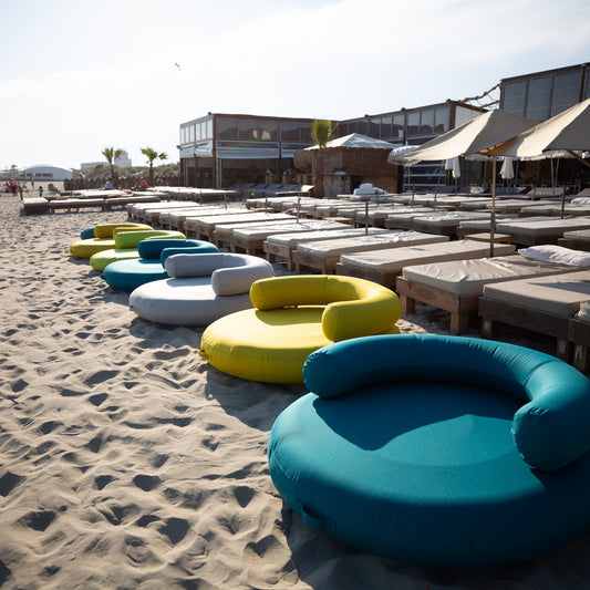 photo des coussins sur la plage 