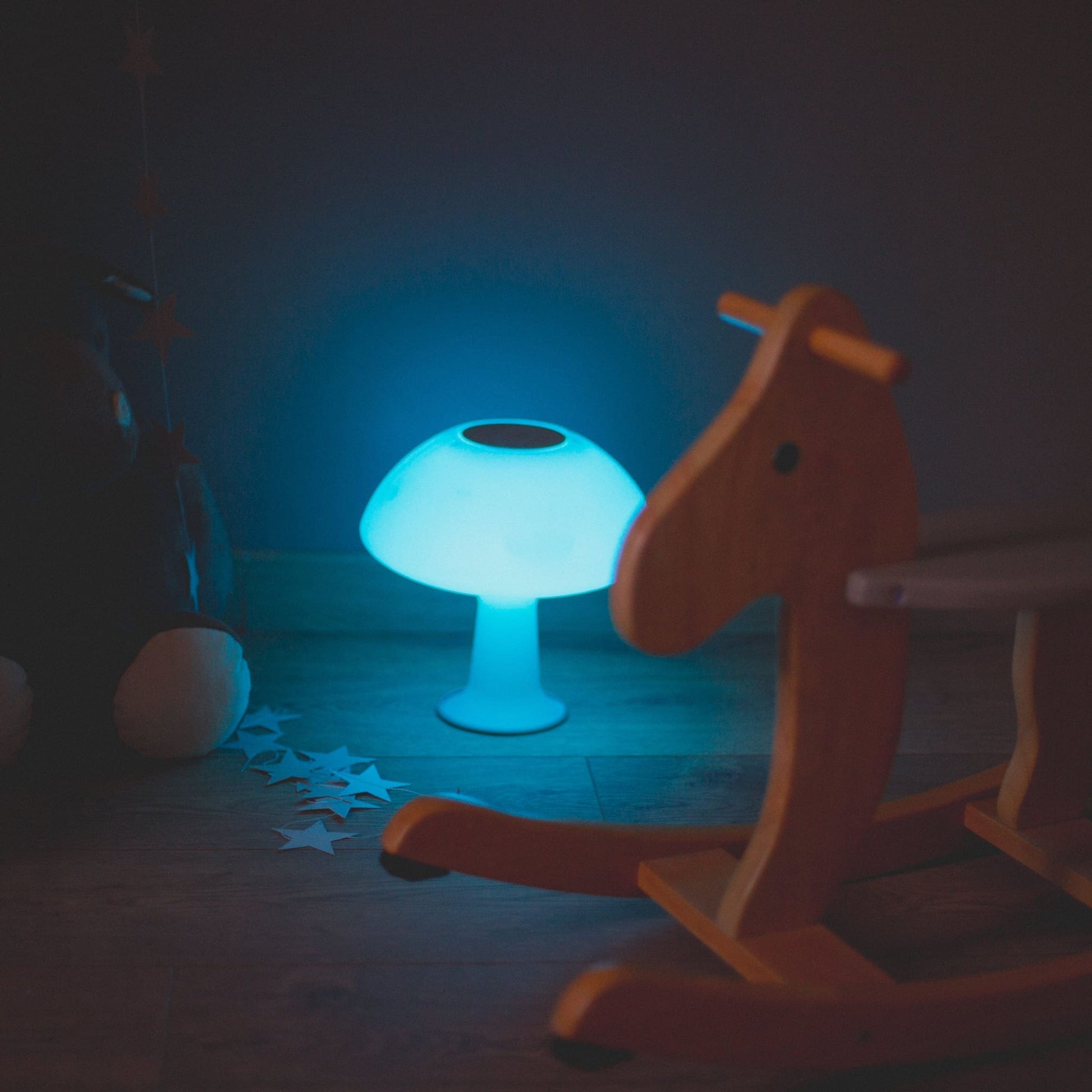 photo de la lampe loop qui sert de veilleuse dans la chambre d'un enfant