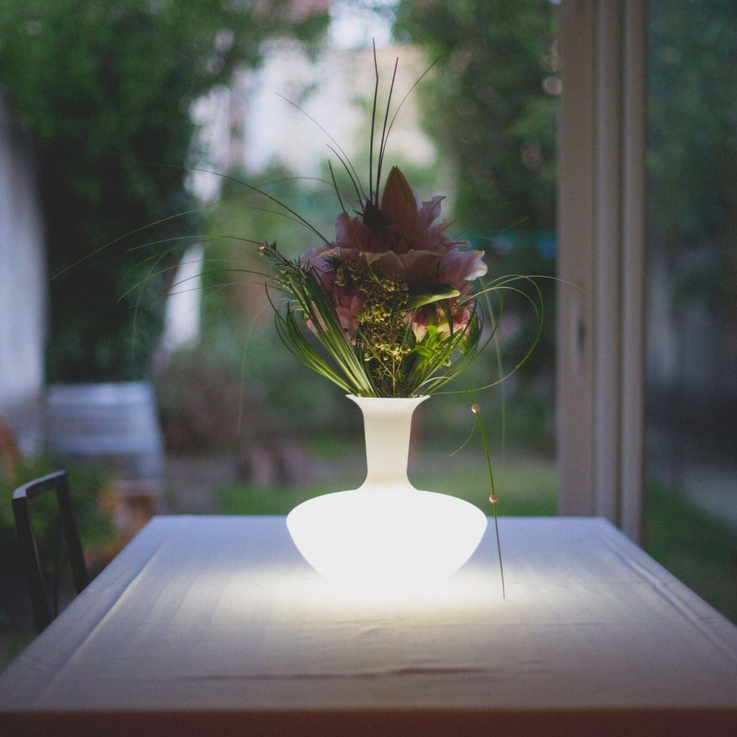 photo de la lampe en position vase avec un bouquet à l'intérieur