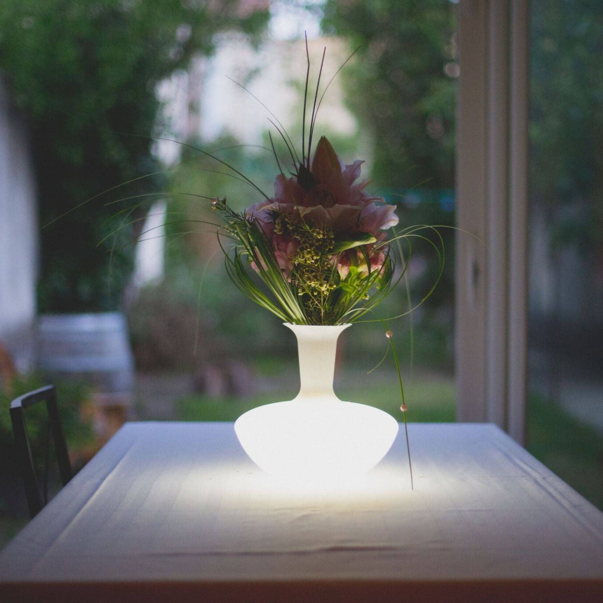 photo de la lampe en position vase avec un bouquet à l'intérieur