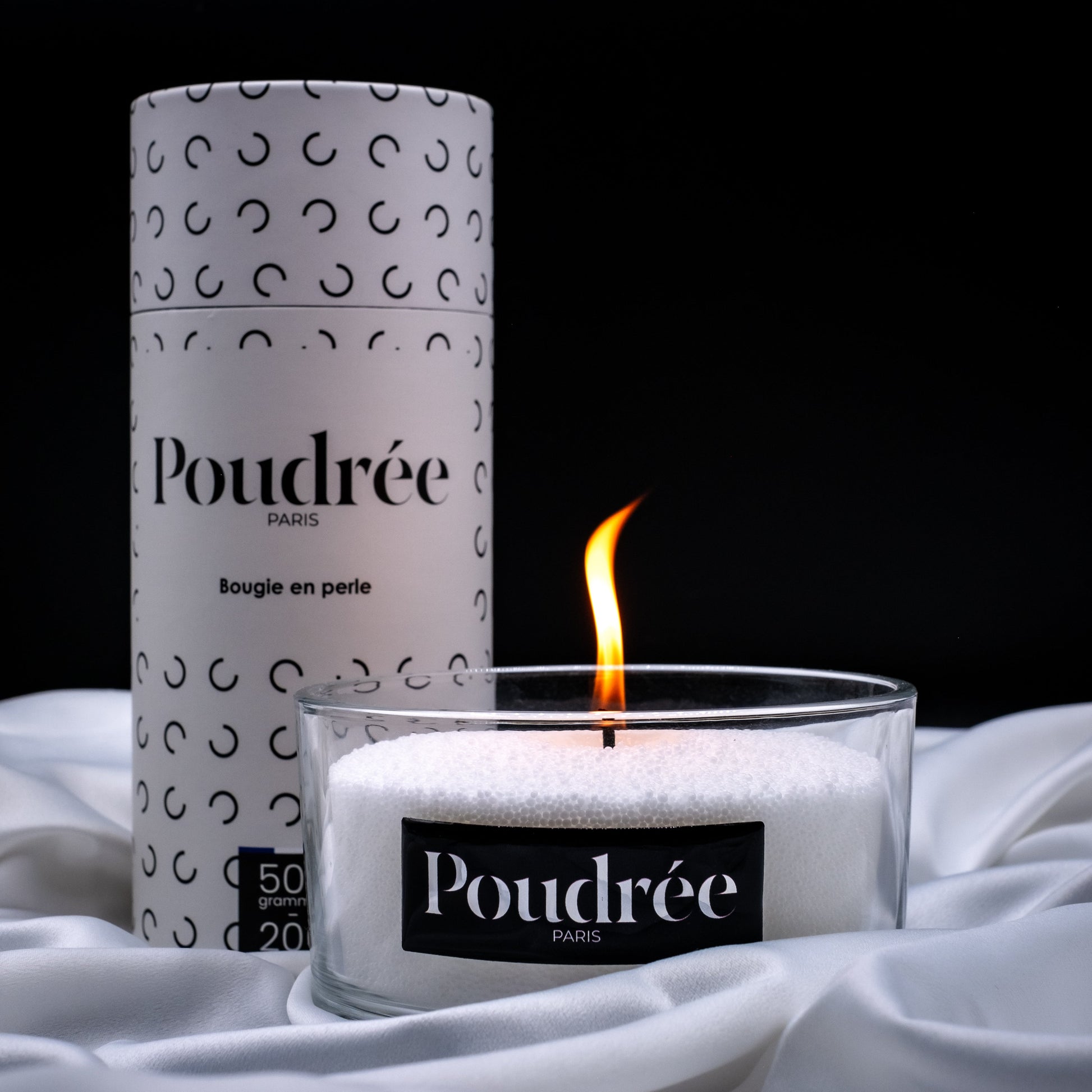 photo du pack de la bougie poudrée paris non parfumée avec son récipient Ionic a coté remplis de perle de cire et la mèche allumée
