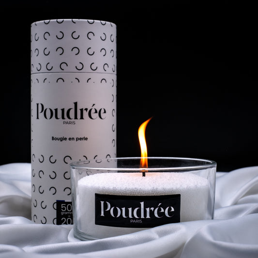 photo du pack de la bougie poudrée paris non parfumée avec son récipient Ionic a coté remplis de perle de cire et la mèche allumée