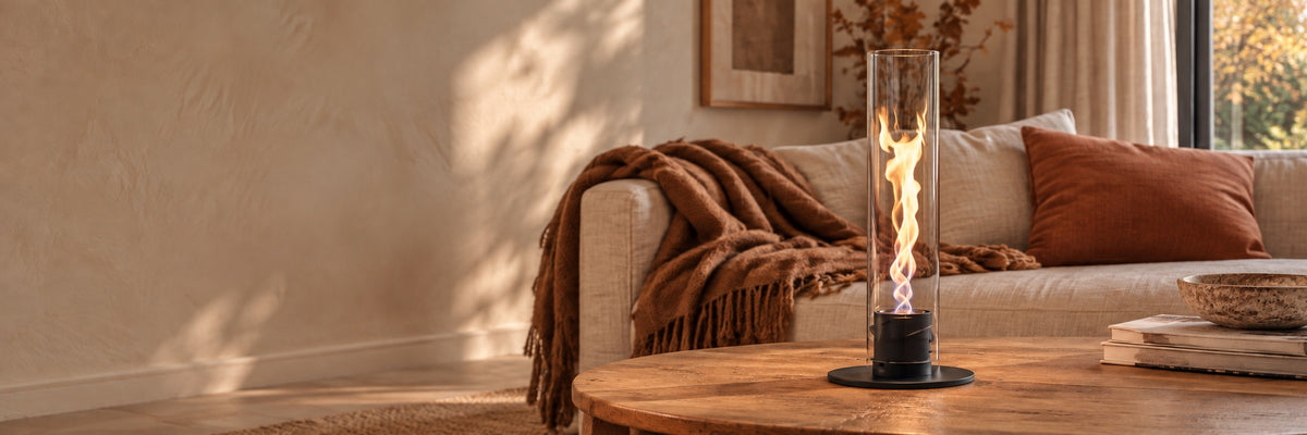 Feu de table SPIN noir sur une table en bois dans un salon aux couleurs automnales