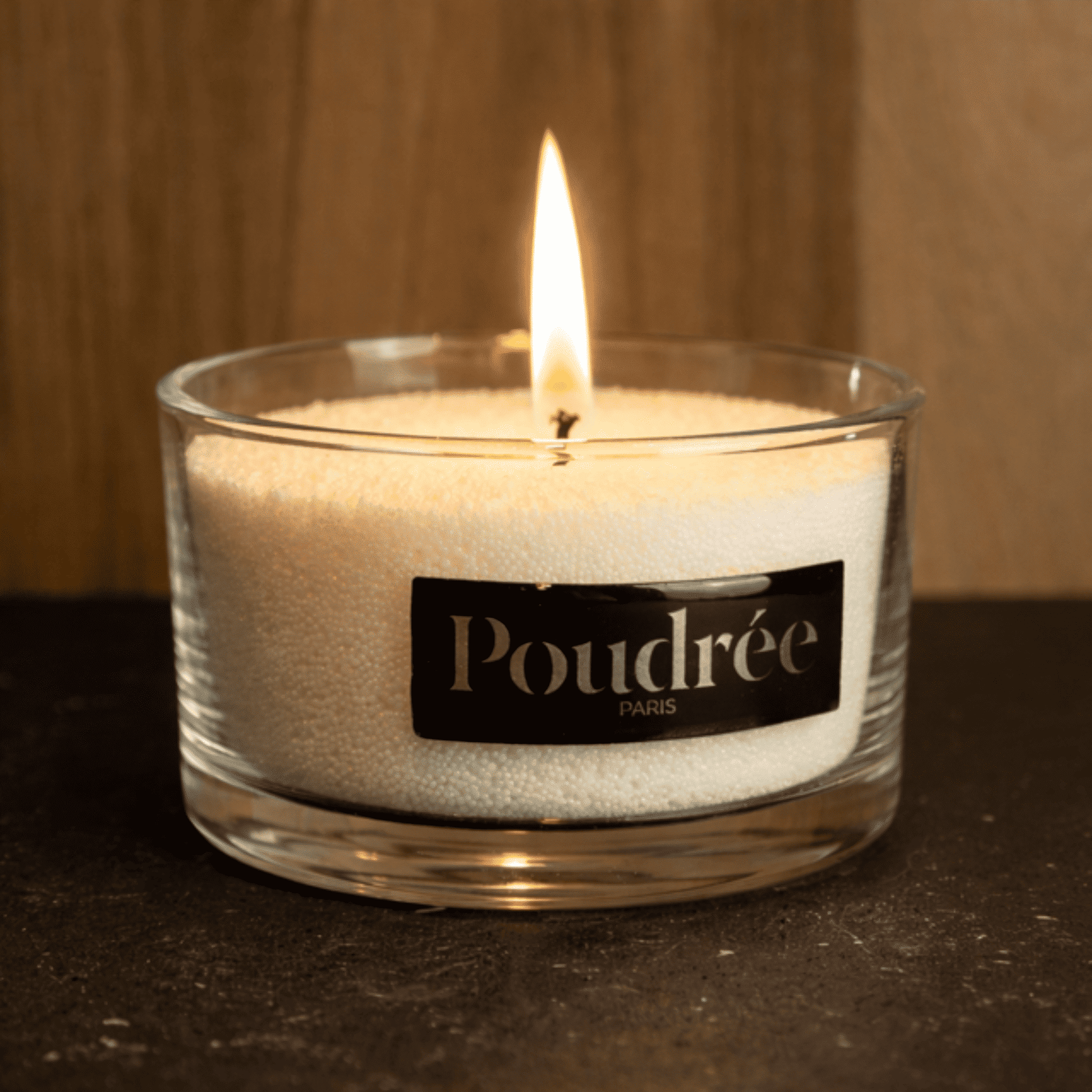 photo de la bougie en perle de cire blanche dans son contenant