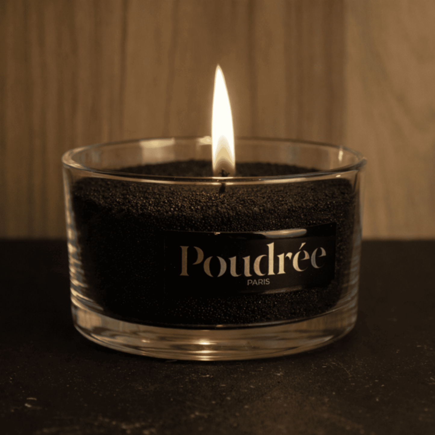 photo de la bougie en perle de cire noire dans son contenant