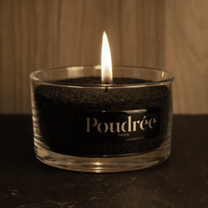 photo de la bougie en perle de cire noire dans son contenant