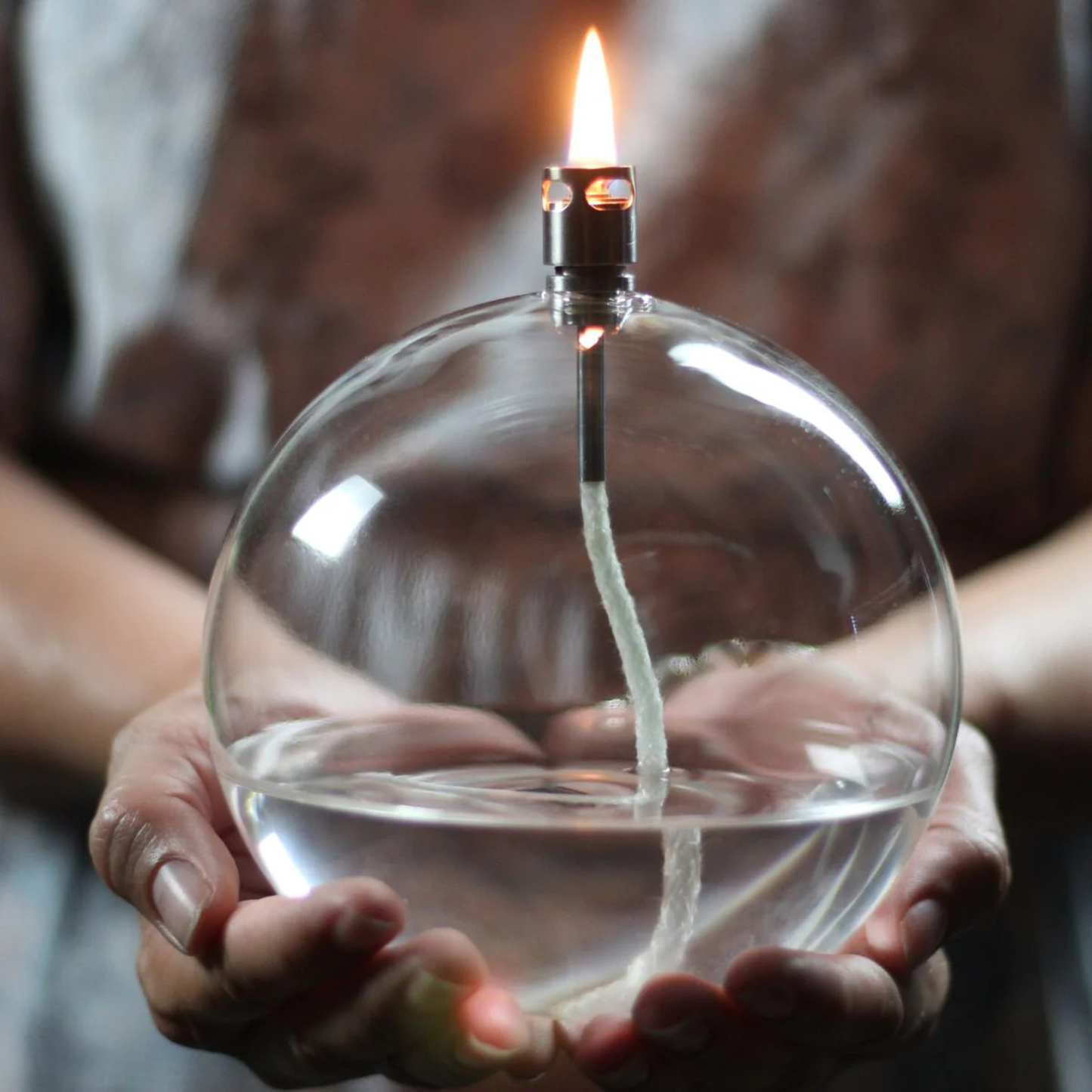 photo zoomé de la lampe a huile taille L dans les mains d'une femme