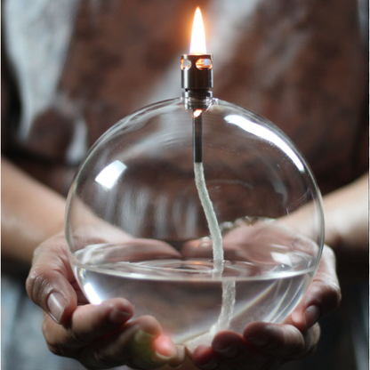 lampe à huile en forme de boule vue de près