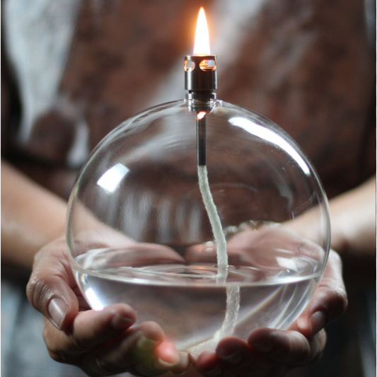 lampe à huile en forme de boule vue de près