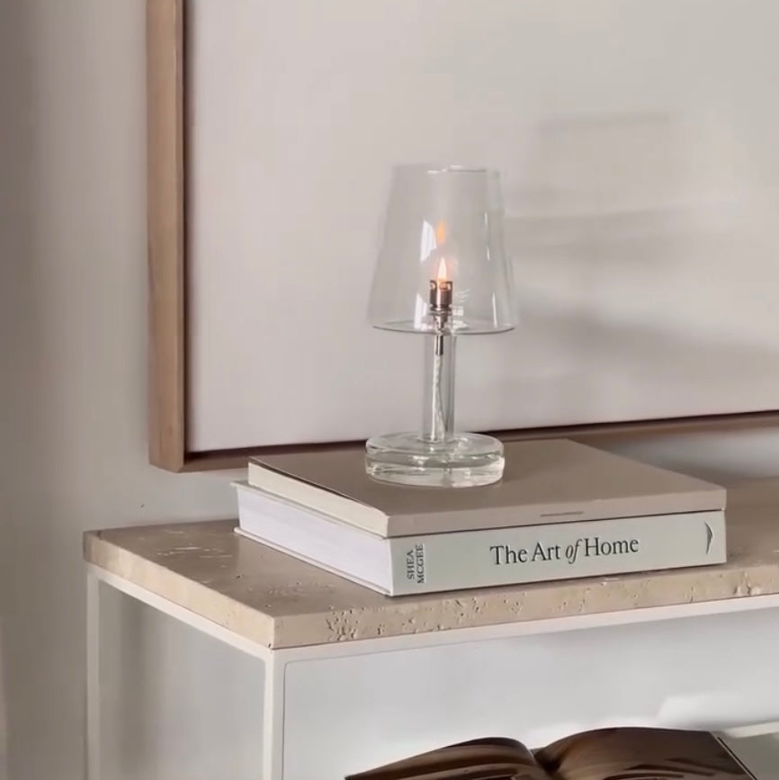 photo de la lampe sur un meuble de salon