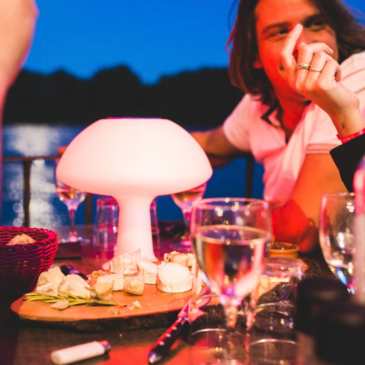 photo de la lampe allumée au centre de table lors d'un diner