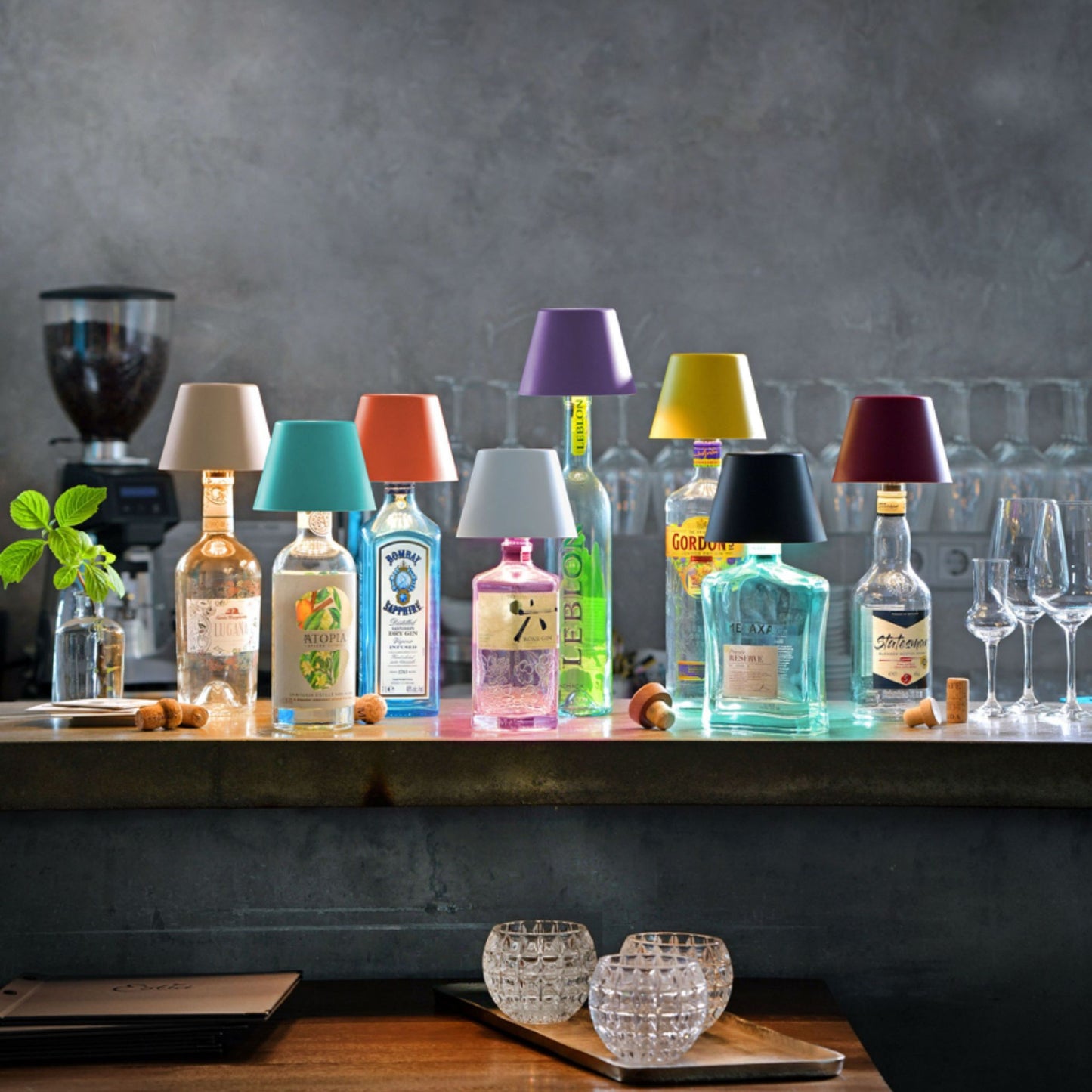 exposition sur un bar de bouteilles avec les bouchons lumineux de toutes les couleurs