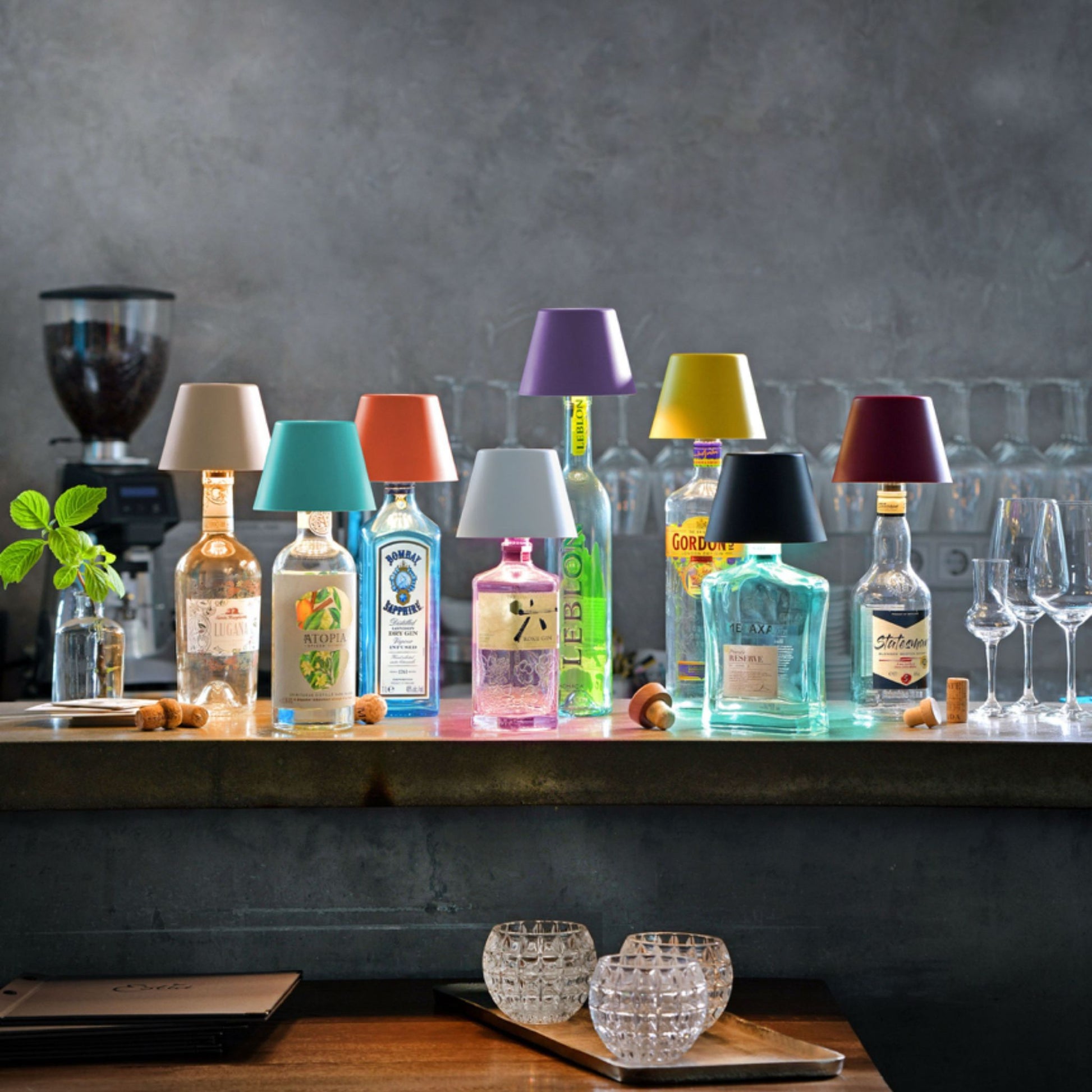 exposition sur un bar de bouteilles avec les bouchons lumineux de toutes les couleurs
