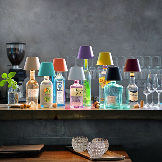 exposition sur un bar de bouteilles avec les bouchons lumineux de toutes les couleurs
