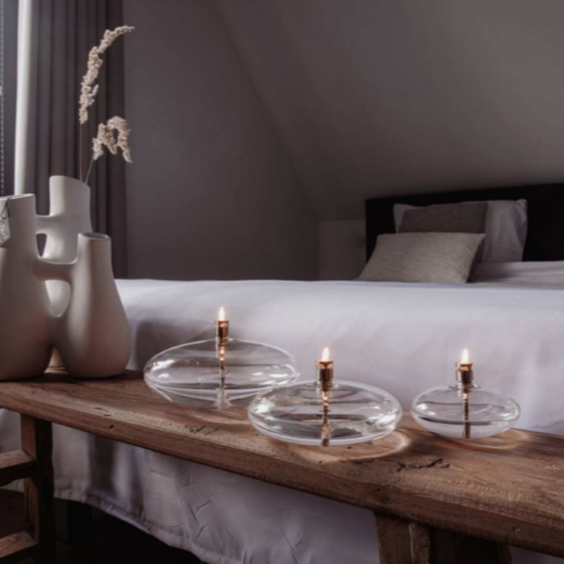 photo des trois tailles de lampes à huile sur un banc dans une chambre