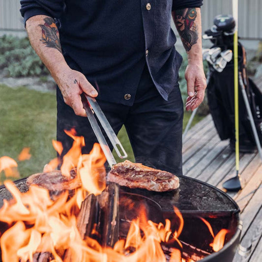 photo de mise en situation avec la pince lors d'un barbecue