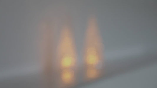 Sapin lumineux effet boule de neige avec paillettes en mouvement et étoile scintillante