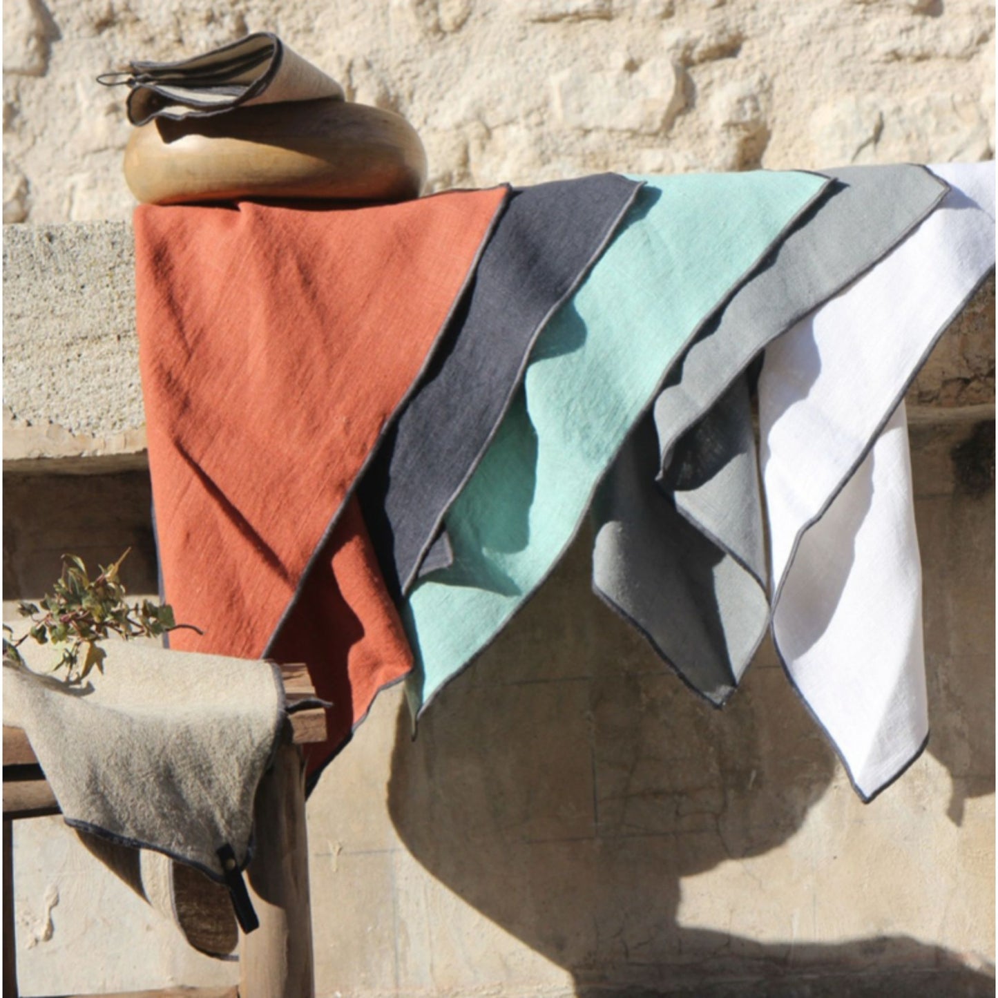 exposition des torchons en lin de toutes les couleurs 