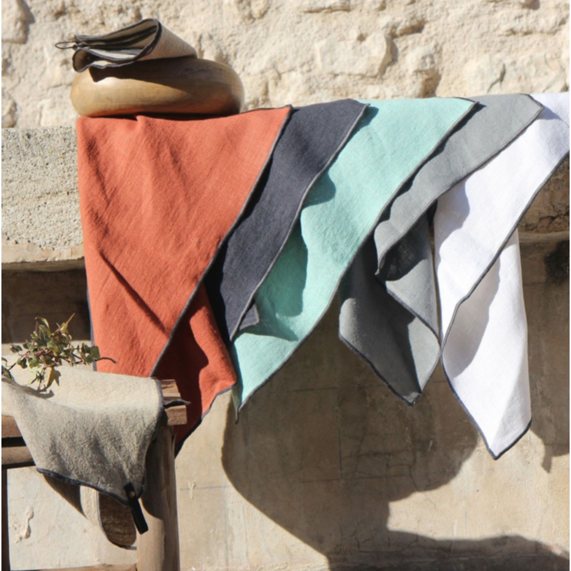 exposition des torchons en lin de toutes les couleurs 