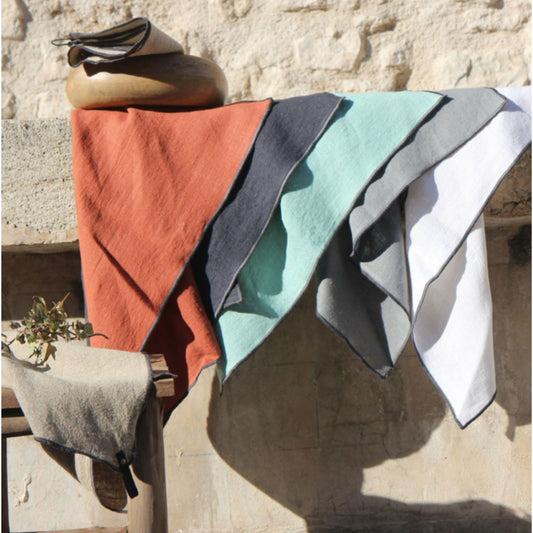 exposition des torchons en lin de toutes les couleurs 