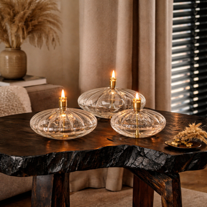 photo des trois lampes à huile allumée sur une table