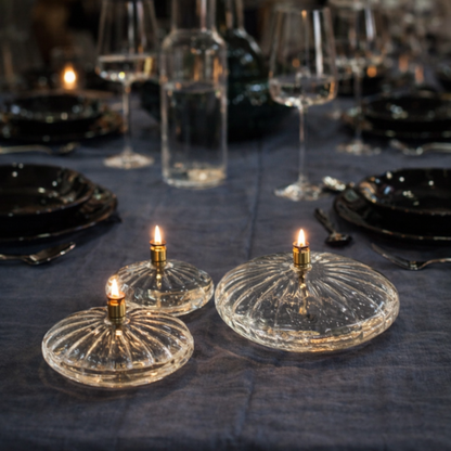 photo des trois lampes à huile sur une table décorée